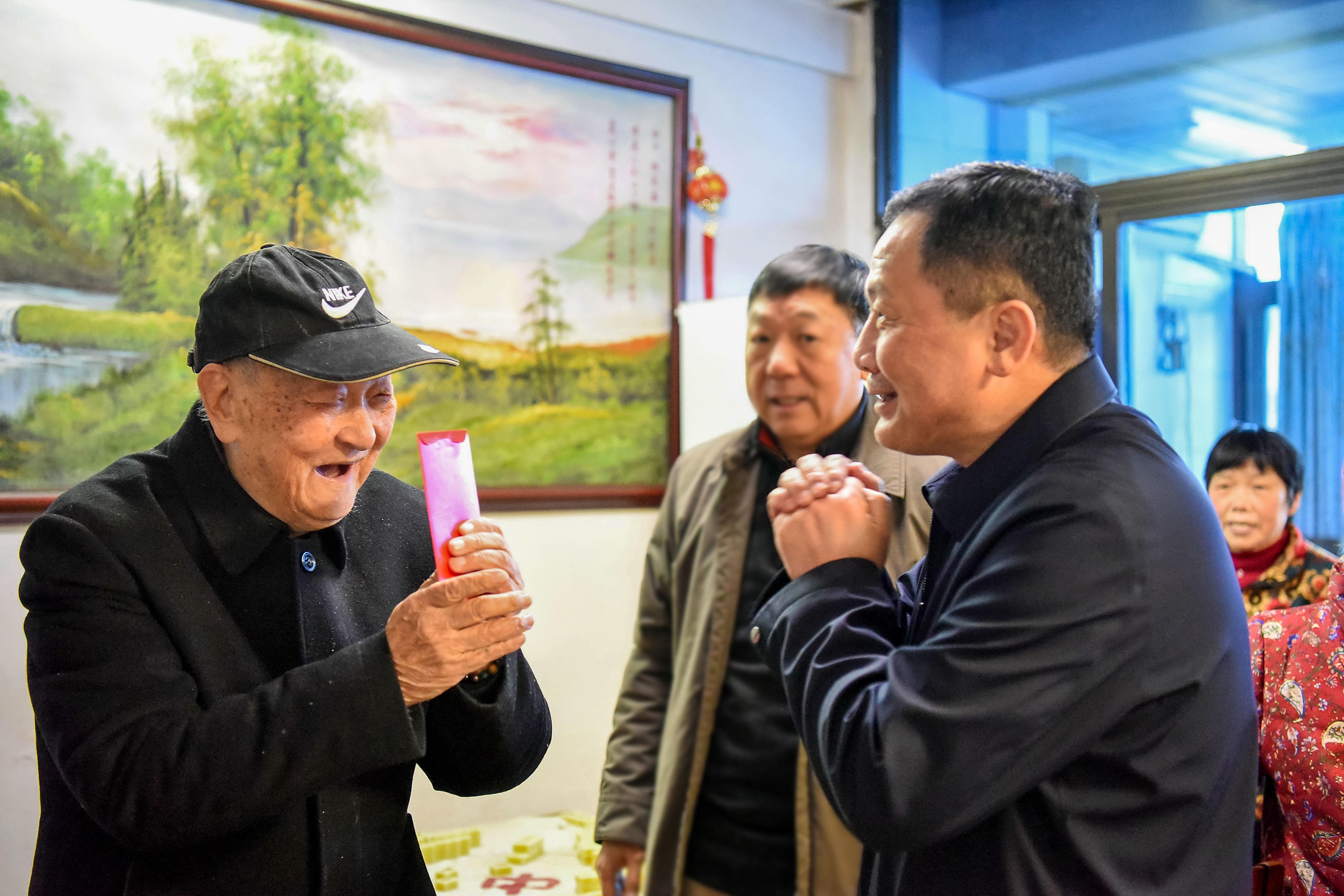 1706240628457335.jpg 慰問(wèn)老干部.jpg